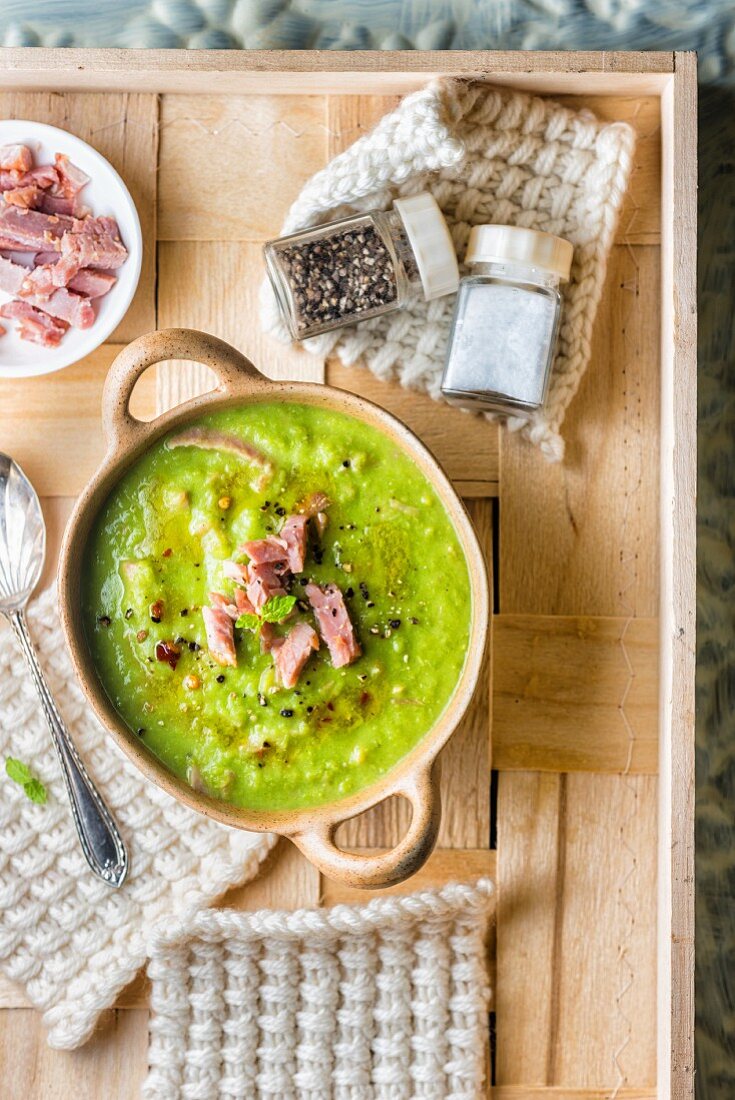 Erbsensuppe mit Schinken und Pfefferminze