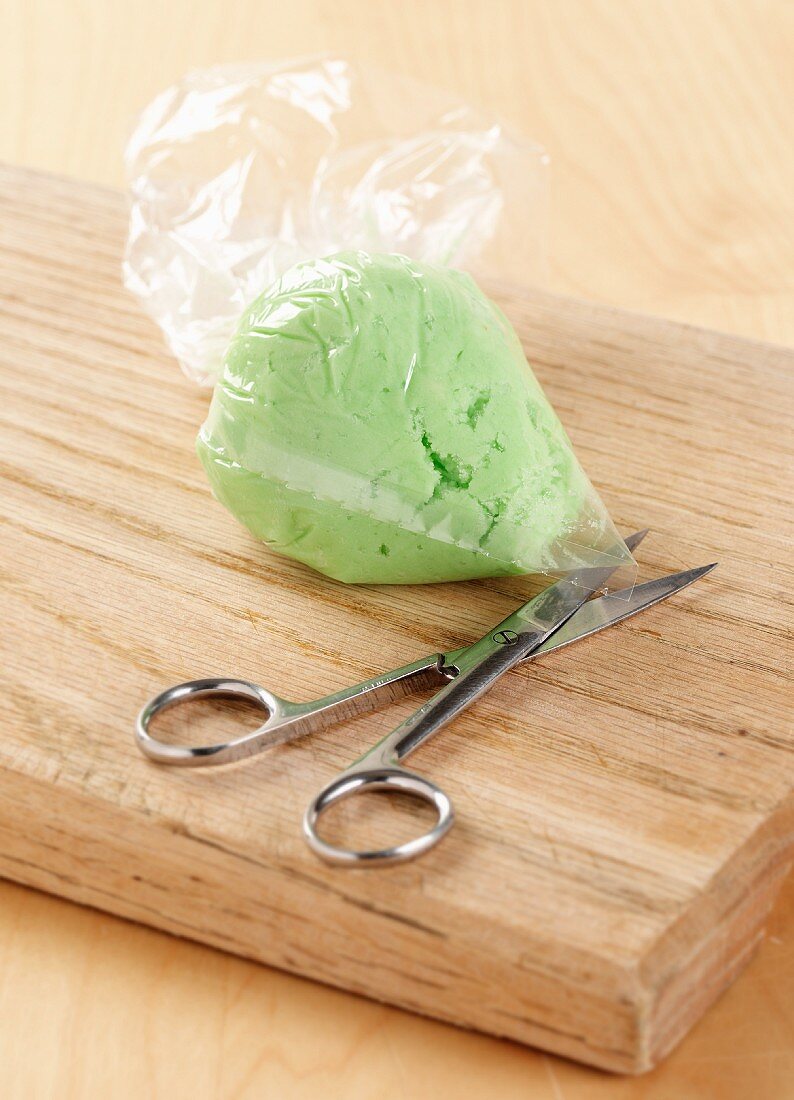 Selbstgemachte Spritztüte mit grüner Zuckerglasur