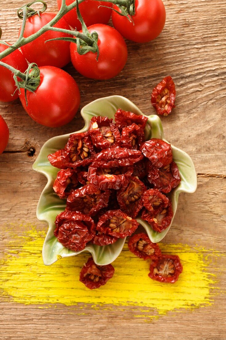 Dried and fresh cherry tomatoes