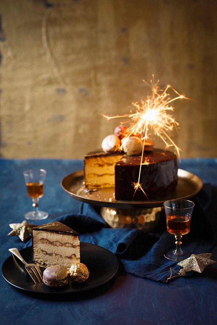 Eiskalte Tiramisùtorte mit Schokoladenglasur