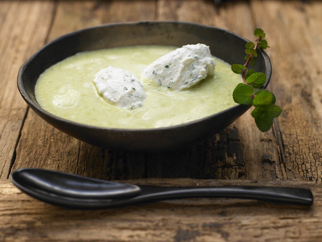 Pea soup with mint and ricotta