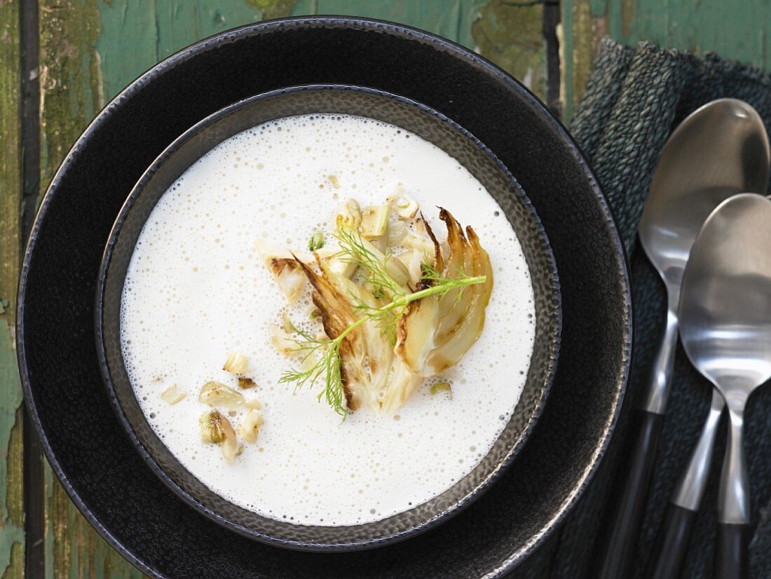 Apfel-Sellerie-Suppe mit geröstetem Fenchel