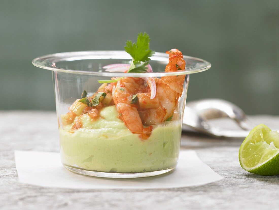 Garnelen auf Avocadocreme