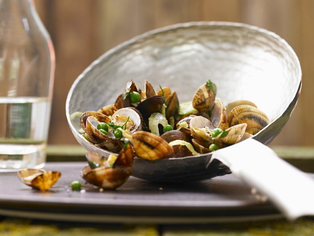 Steamed clams with peas, fennel and parsley