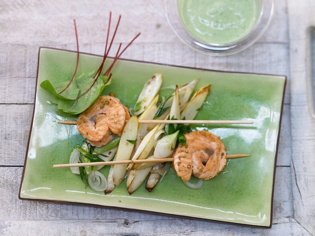 Lachsfiletspieße mit Spargel und Sauerampfercreme