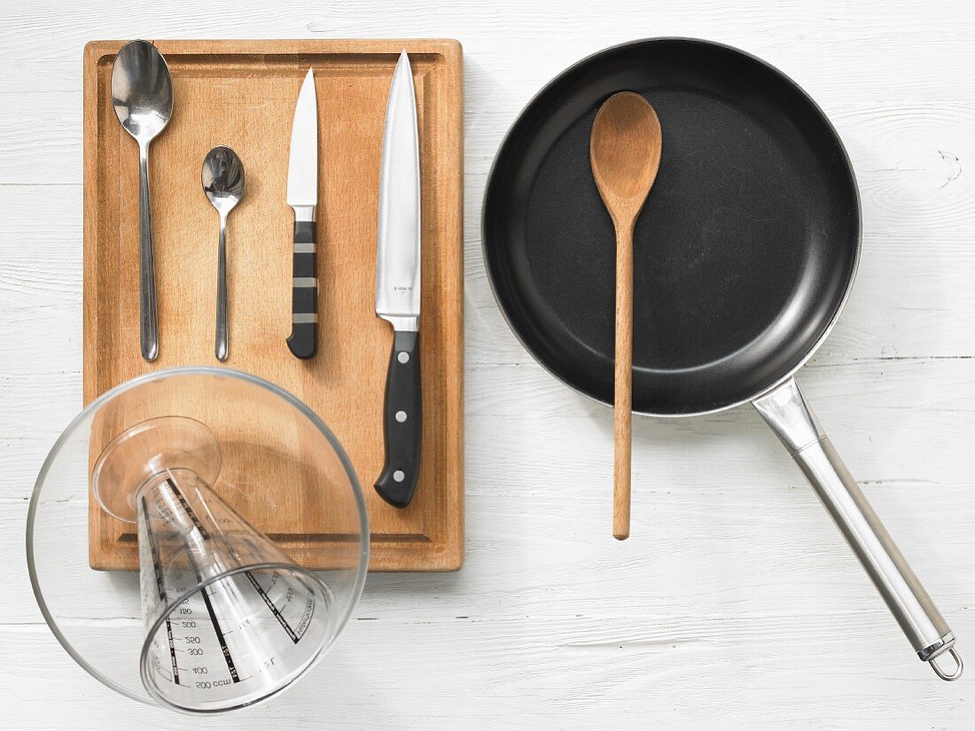 Kitchen utensils for making paella