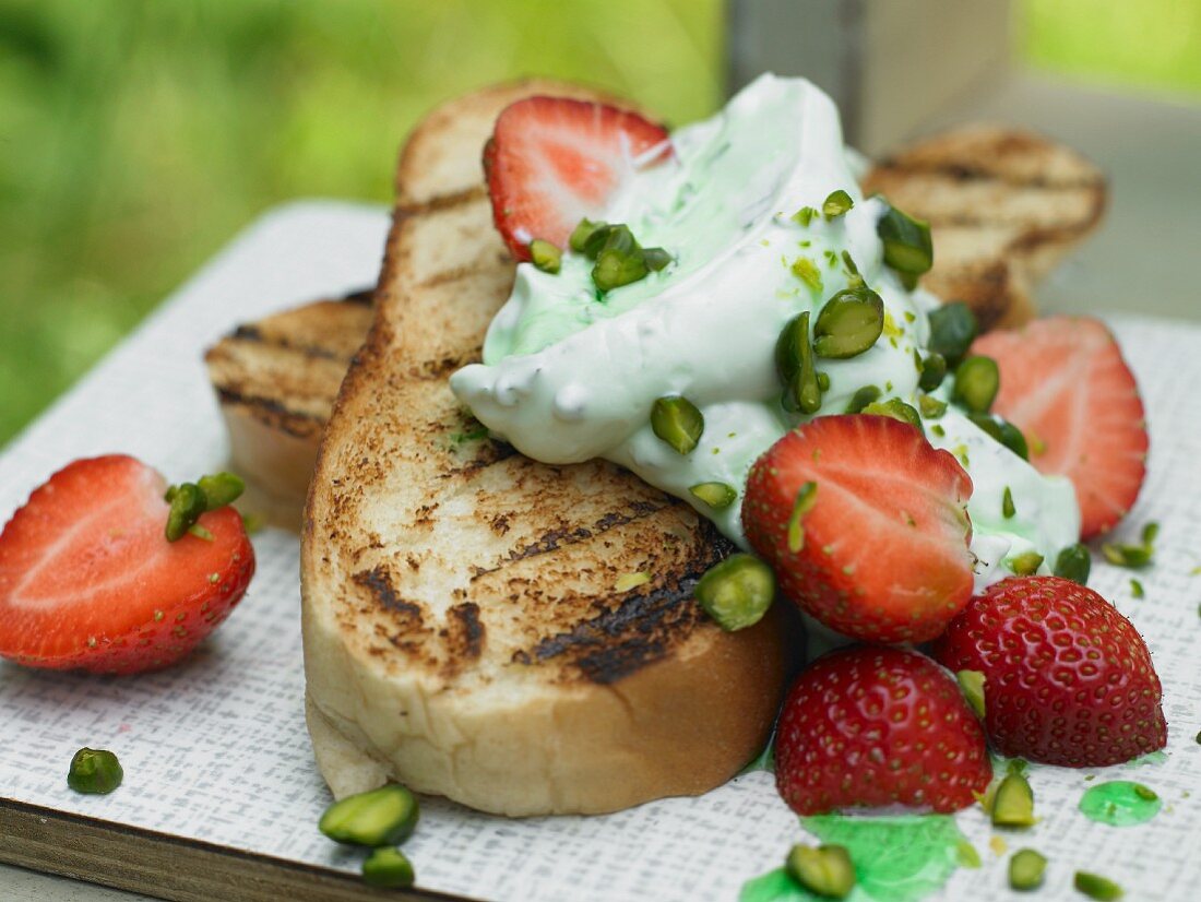 Hefezopf-Bruschetta mit Minz-Quark, Erdbeeren und Pistazien