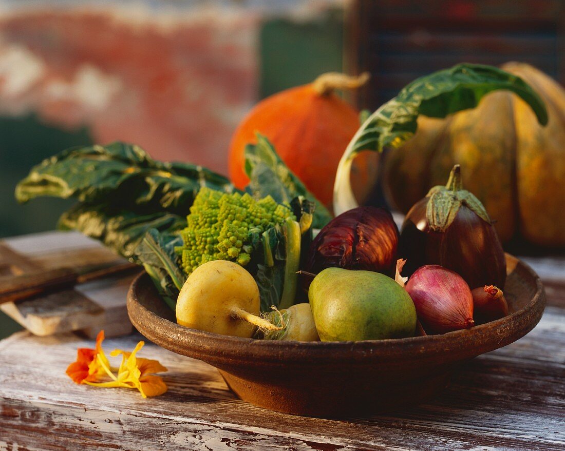 Eine Schale mit herbstlichem Gemüse auf Holztisch