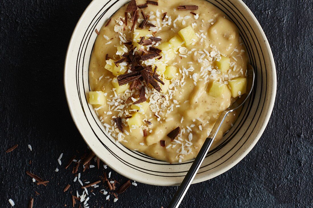 Banana smoothie bowl with flaxseeds and diced mango (diet)