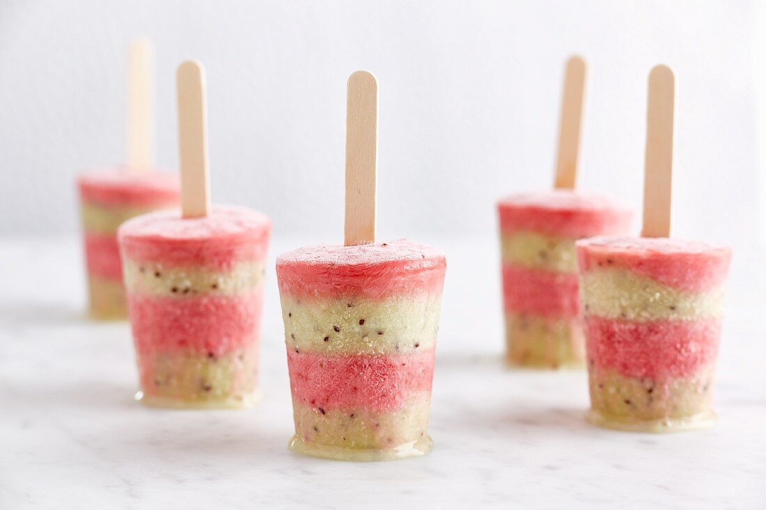 Geeiste Kiwi-Erdbeer-Popsicles (kalorienarm)