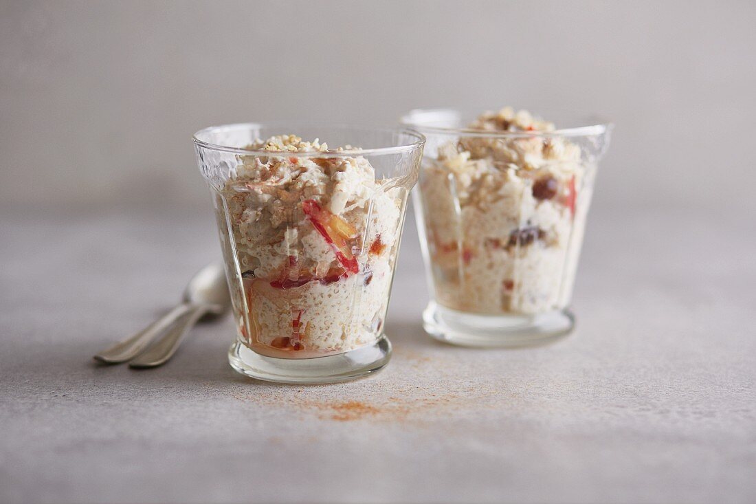 Bircher-style quinoa muesli with dates, orange and agave syrup (diet)