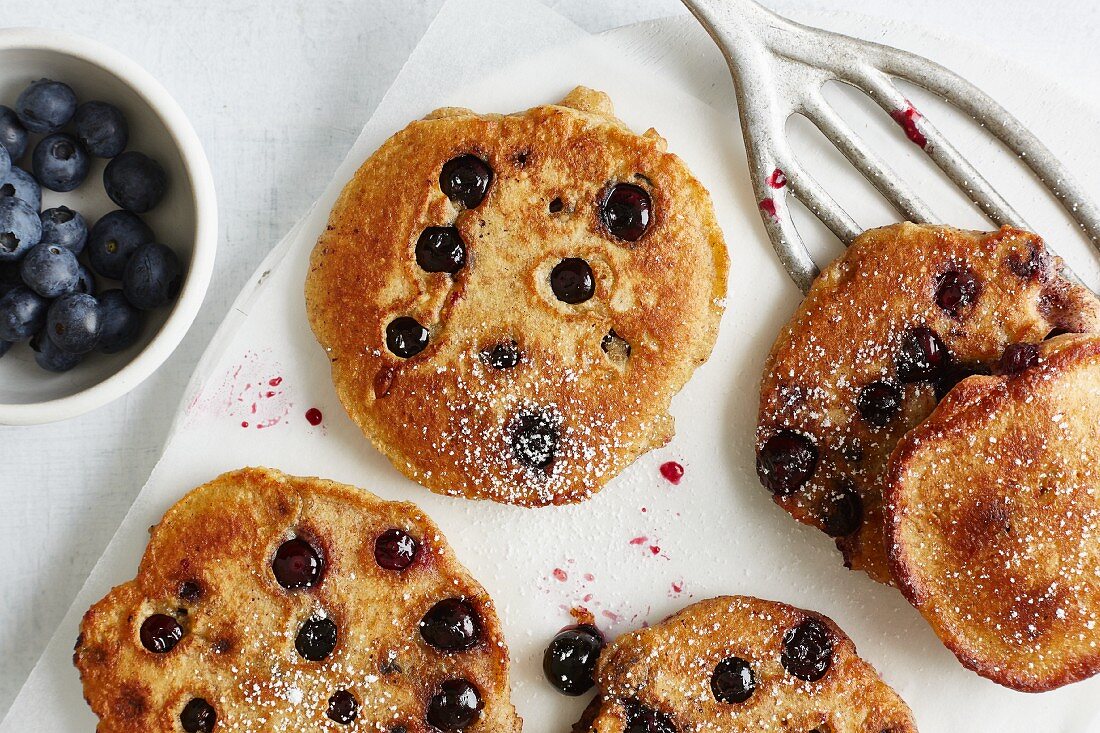 Low-calorie yoghurt pancakes with blueberries