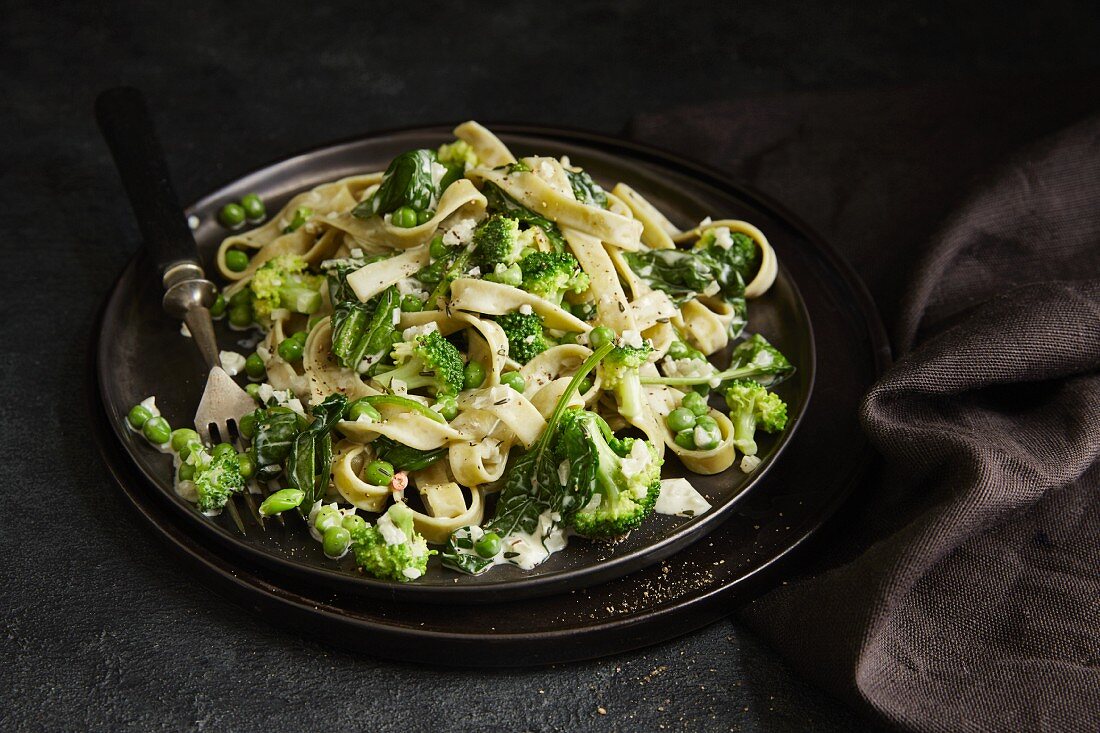 Vegetarian coconut pasta with green vegetables