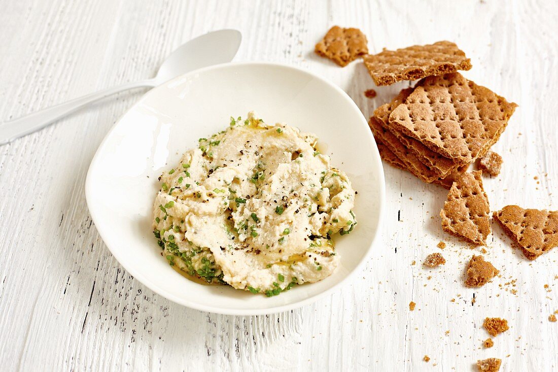 Schnittlauch-Riesenbohnen-Aufstrich mit Tofu und Honig