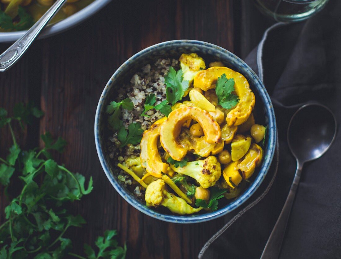 Curry mit geröstetem Kürbis, Blumenkohl und Kichererbsen (Asien)