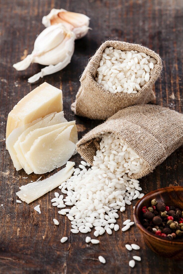 Zutaten für Risotto: Reis in Leinensäckchen, Parmesan und Knoblauch