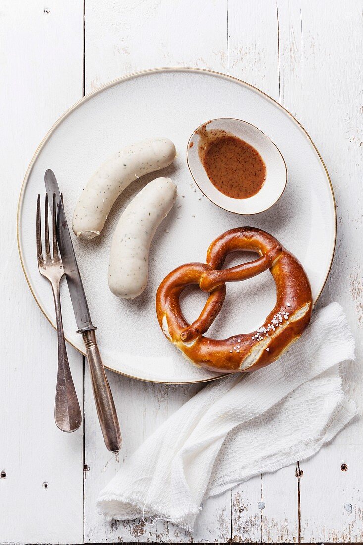 Bayerische Brotzeit mit Weisswurst, Brezel und Senf