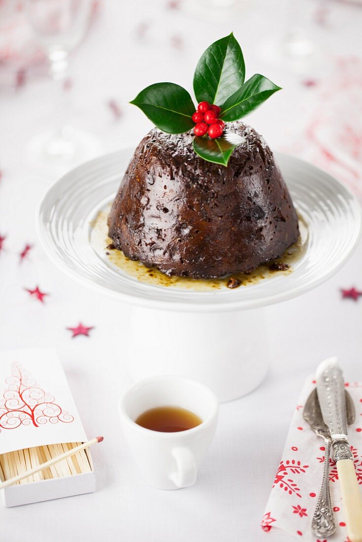 Christmas Pudding mit Brandy auf Kuchenständer