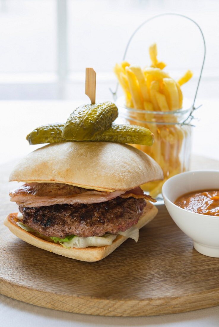 Beef Burger mit Essiggurke und Pommes Frites, serviert in einem Restaurant