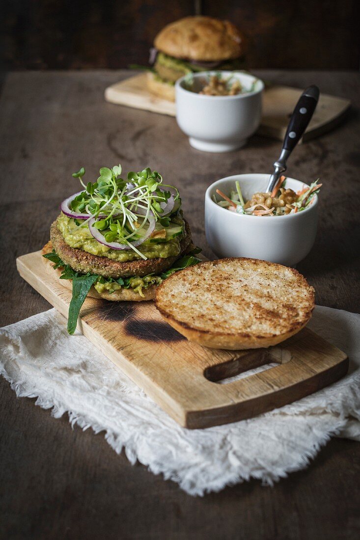 Vegetarischer Walnuss-Burger serviert auf Holzbrett