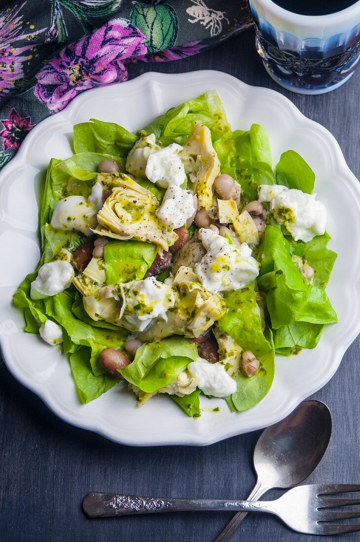 Artischockensalat mit Bohnen, Burrata und Zitronenbasilikum-Vinaigrette