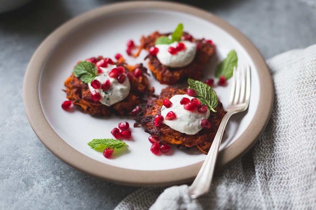 Glutenfreie Süsskartoffelpuffer mit Harissa, Joghurt und Granatapfelkernen