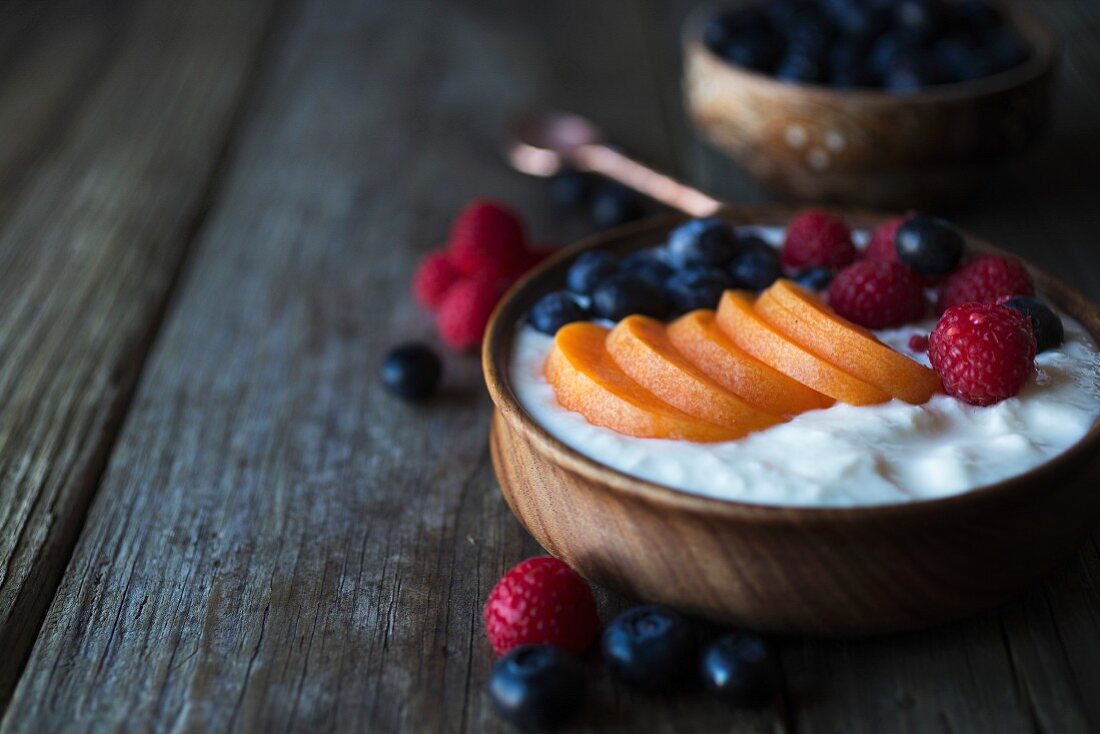 Joghurt-Bowl mit frischen Beeren und Aprikosen