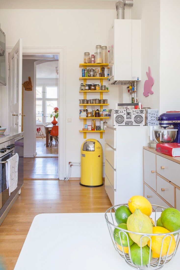Schale mit Zitronen und Limetten in der Küche mit Einzelmöbeln