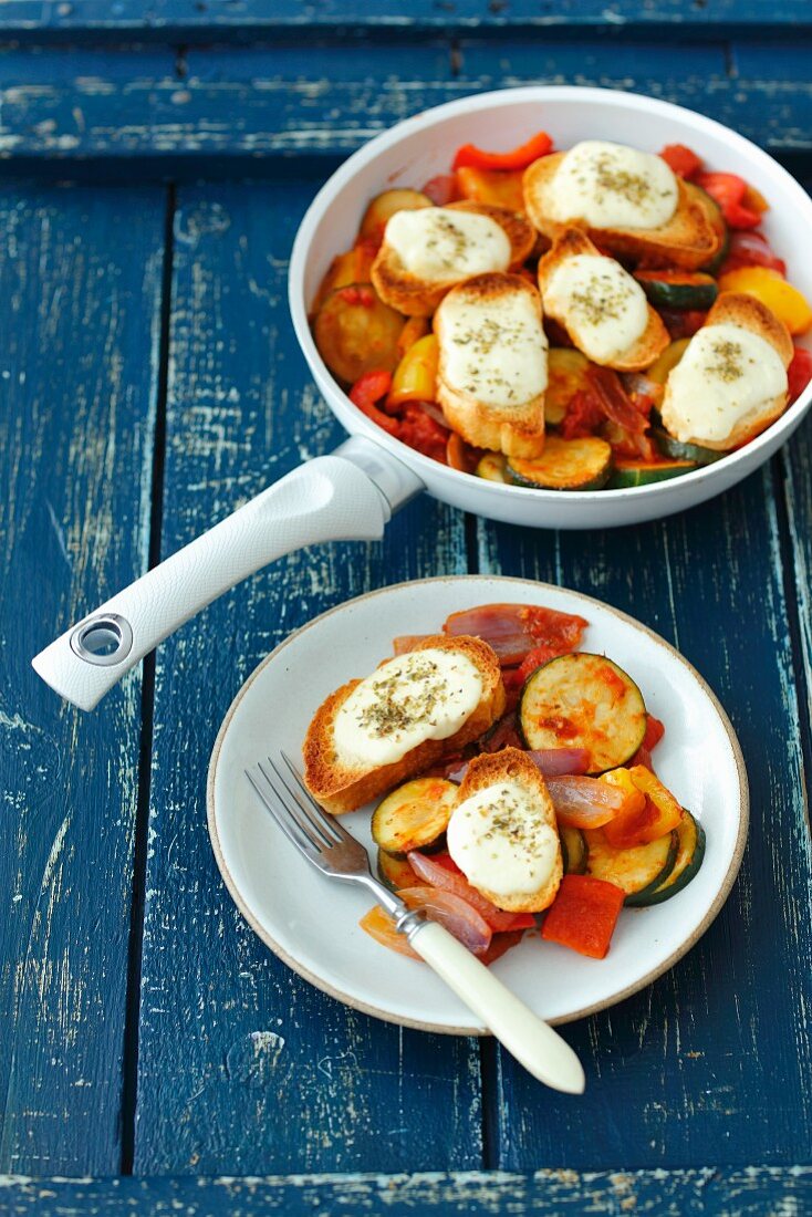 Gebratenes Gemüse mit Röstbrot und Mozzarella