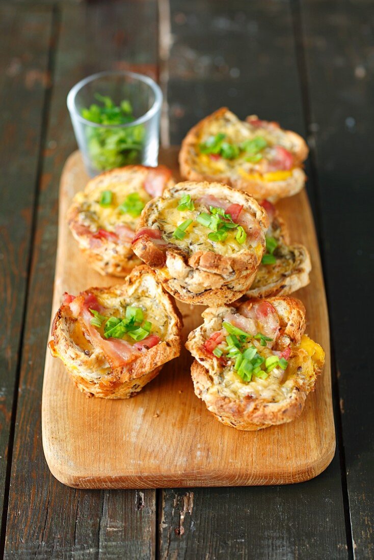 Toasted bread muffins with bacon and egg