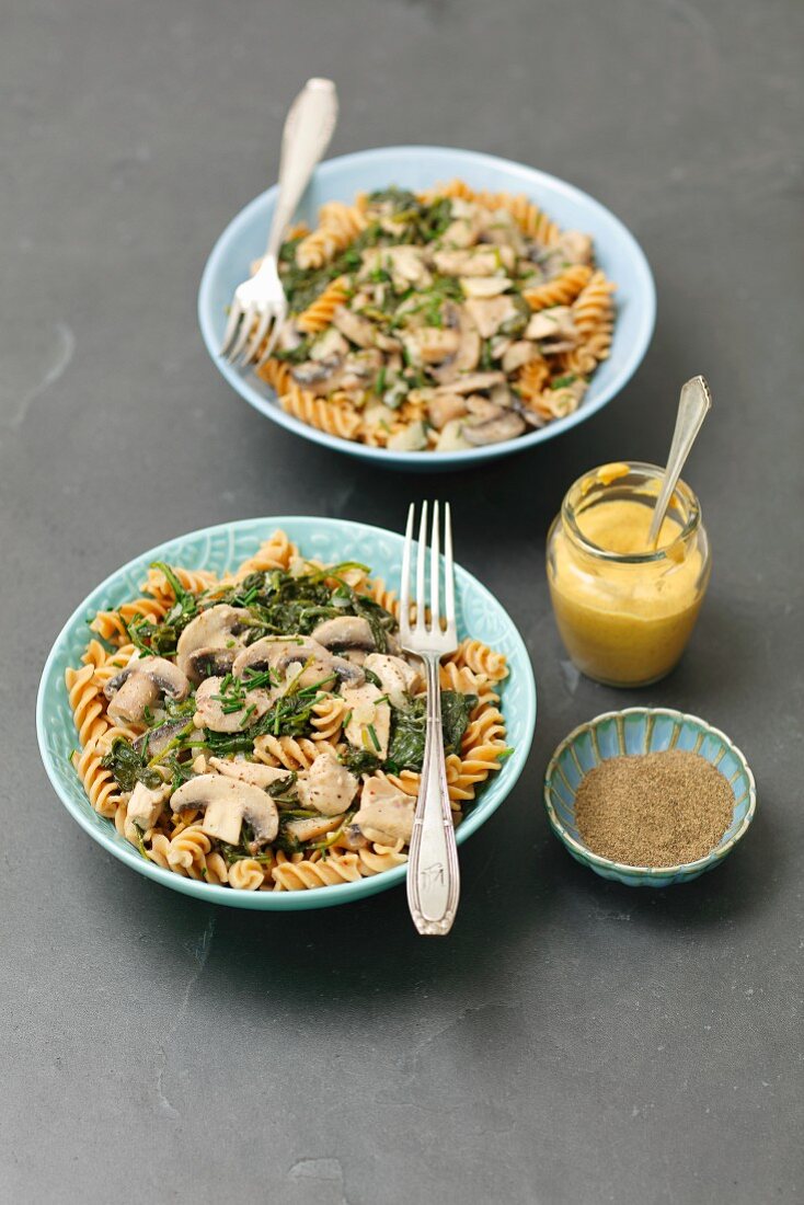 Wholemeal pasta with chicken, mushrooms and spinach with mustard sauce