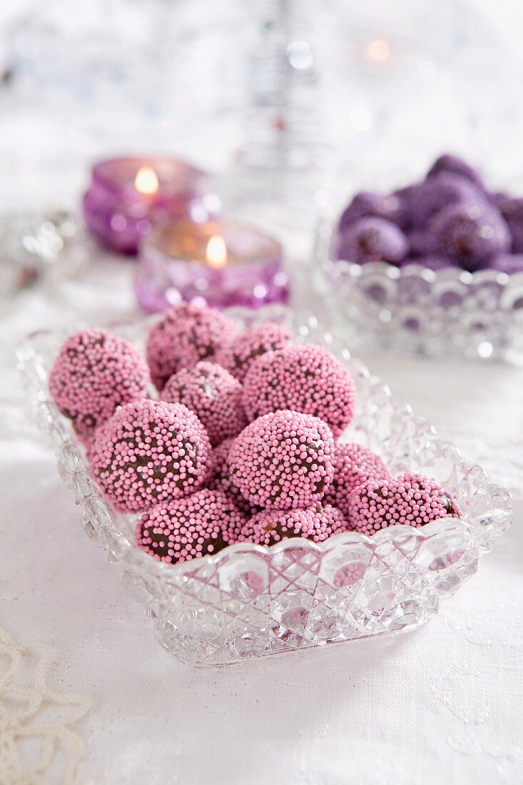 Schokoladenpralinen mit rosa Zuckerperlen zu Weihnachten