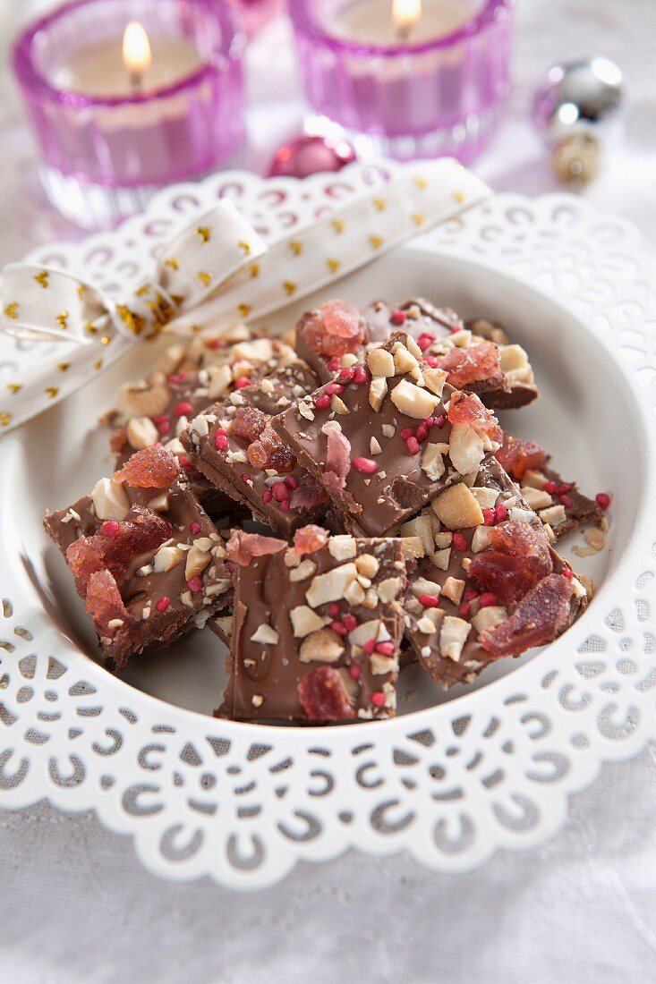 Selbstgemachte Schokolade mit Cranberries und Nüssen zu Weihnachten