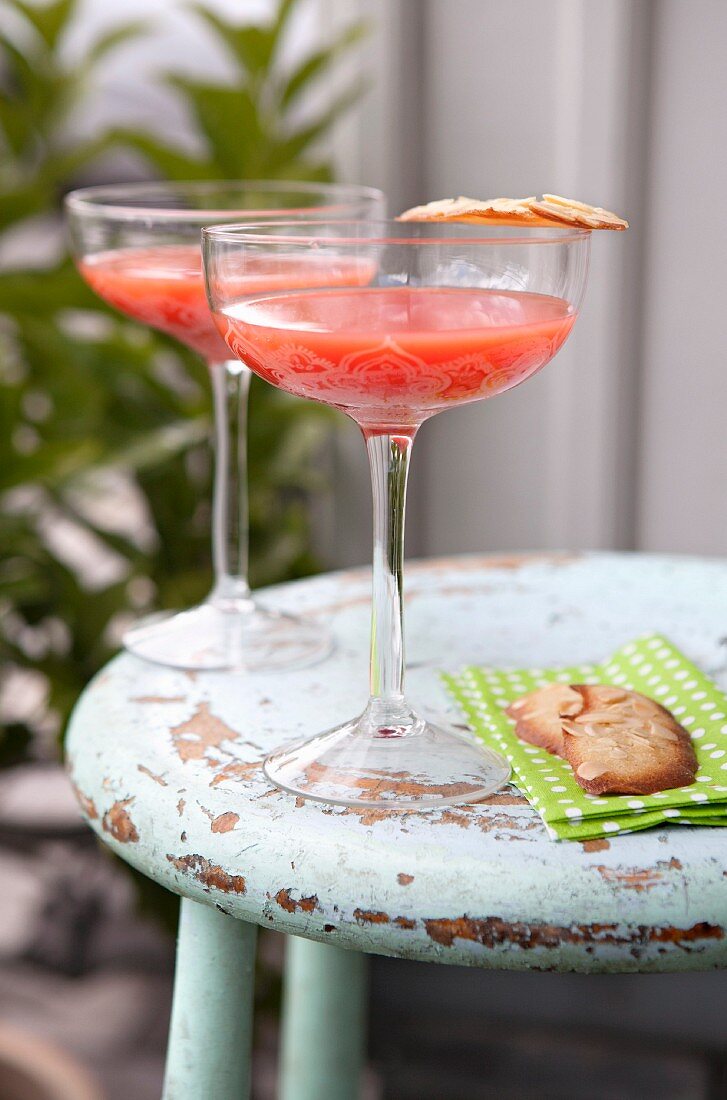 Zwei Cocktails mit Mandelplätzchen