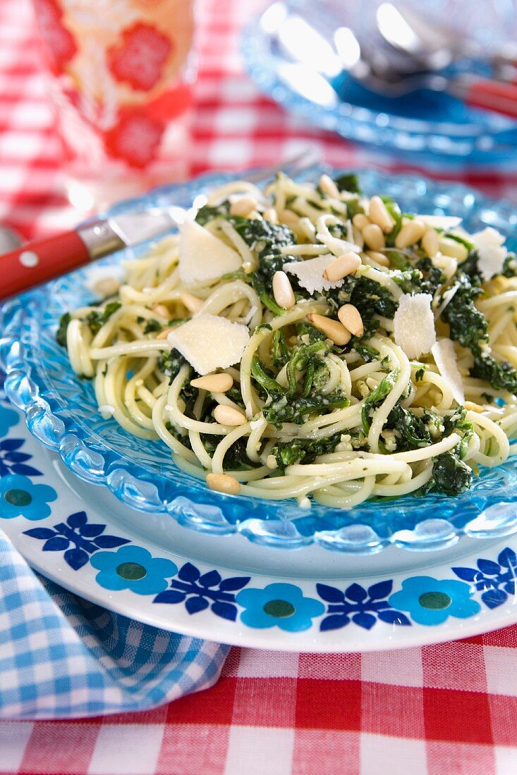 Pasta mit Pesto, Parmesan und Pinienkernen