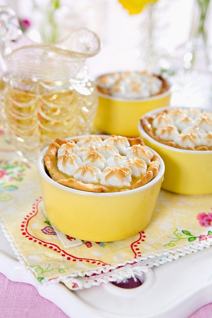 Small lemon pies with meringue