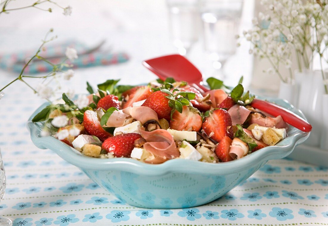 Salat mit Couscous, Erdbeeren, Käse, Croûtons, Haselnüssen und Schinken