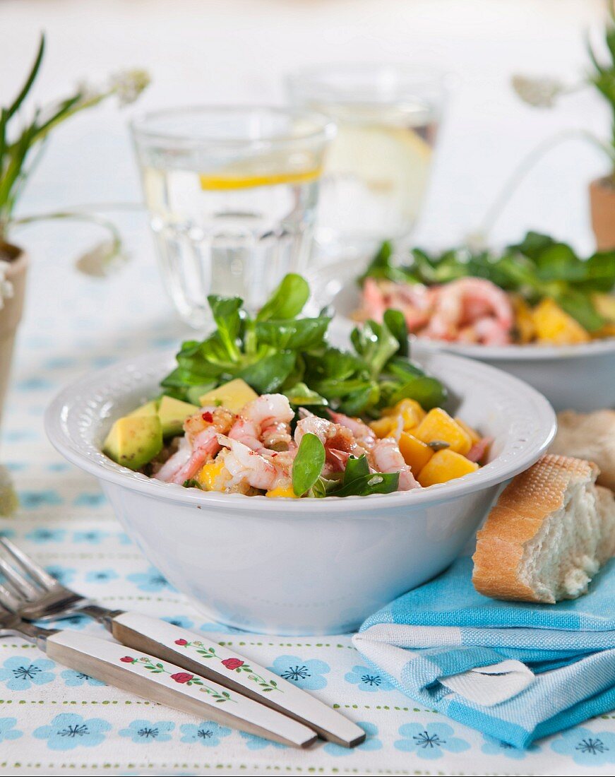 Feldsalat mit Avocado, Mango und Garnelen