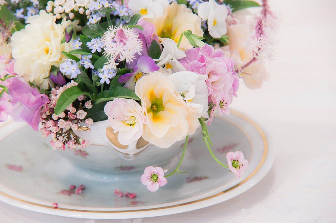 Festliches Blumengesteck mit zarten Frühlingsblumen