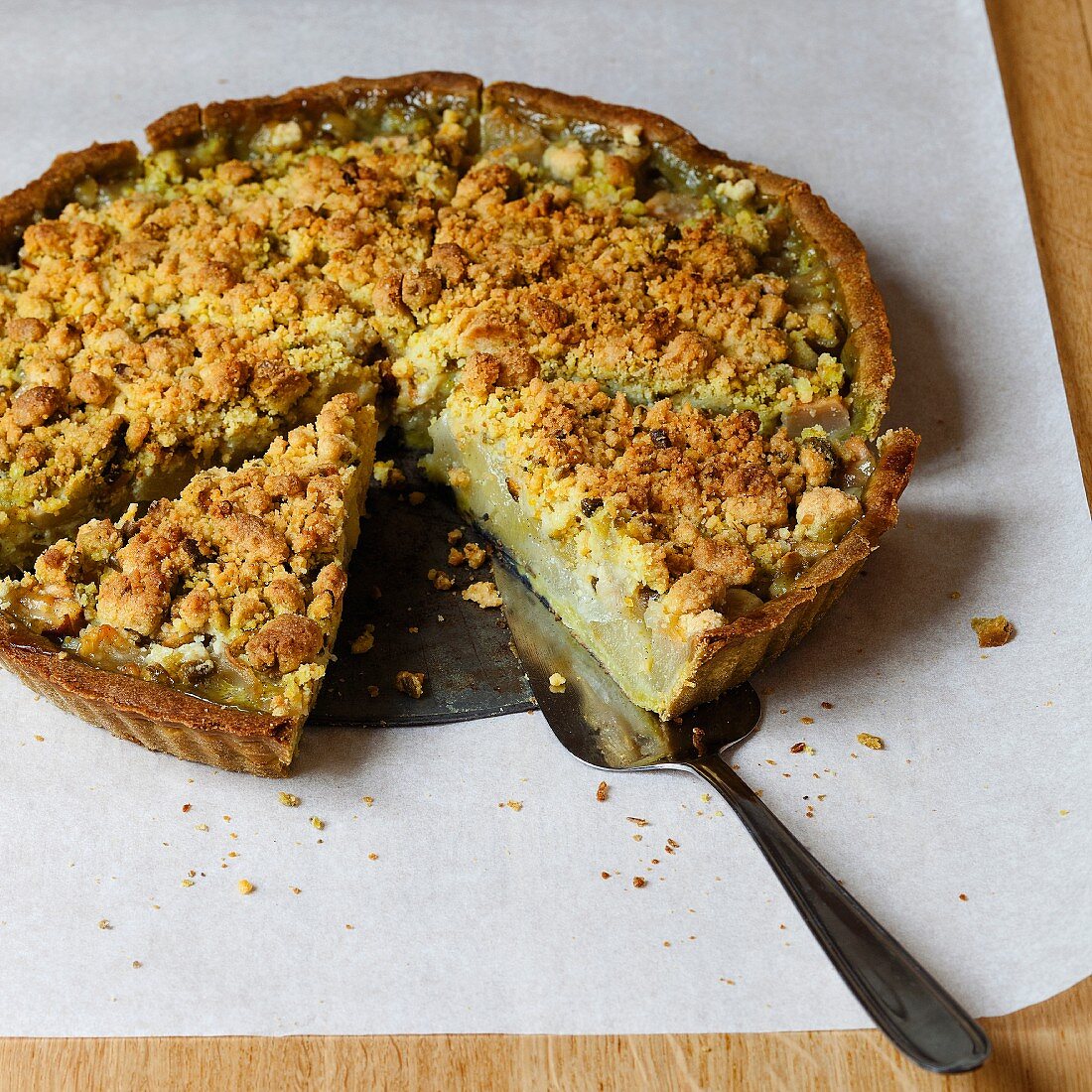 Pear and matcha pie with streusel