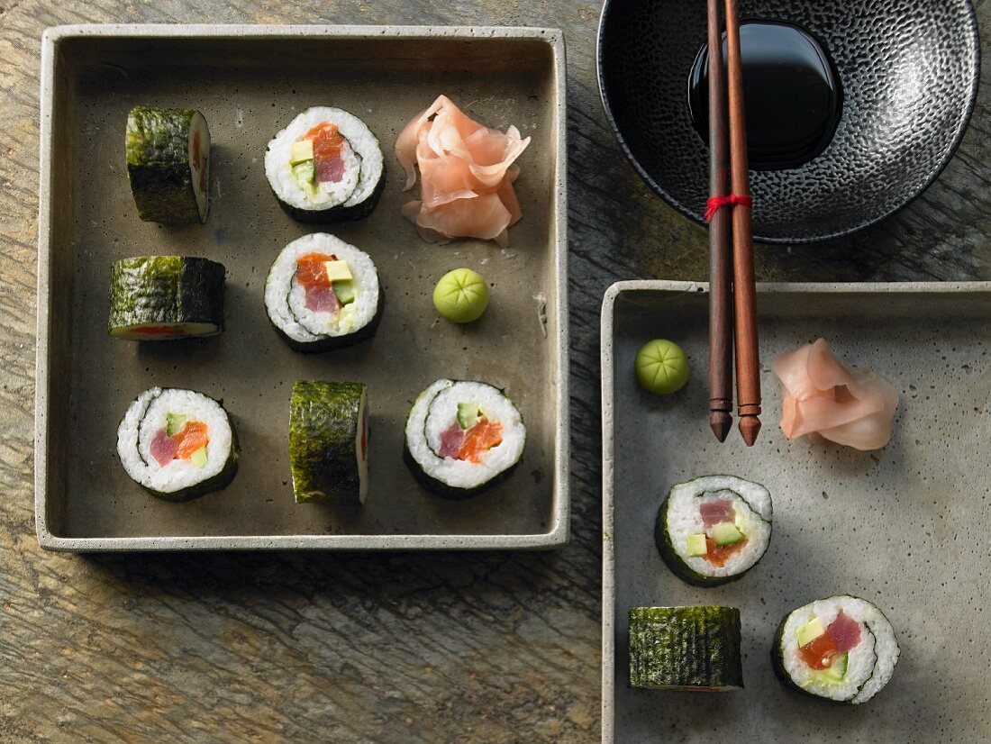 Maki Sushi mit Thunfisch, Lachs, Gurke und Avocado