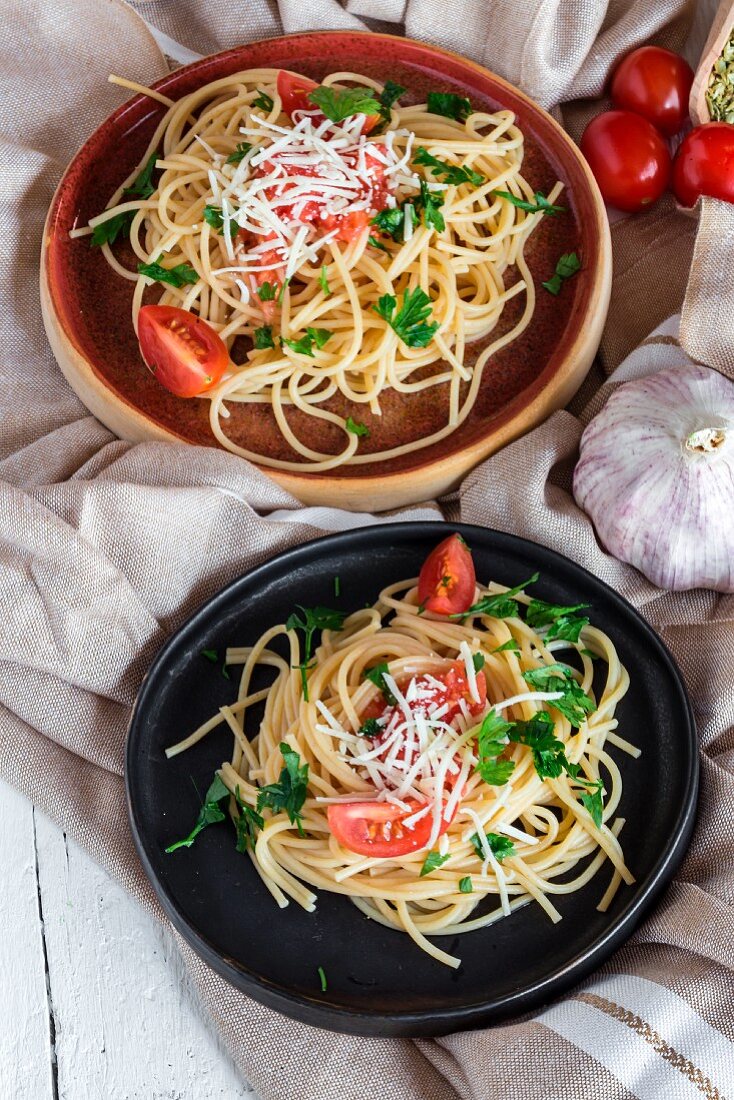 Spaghetti mit Tomaten, geriebenem Käse und Oregano (Italien)