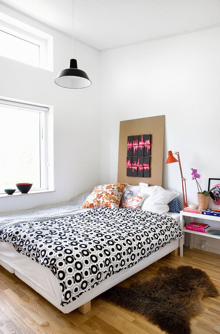 Stilmix im Schlafzimmer mit hoher Decke und Oberlichtfenster