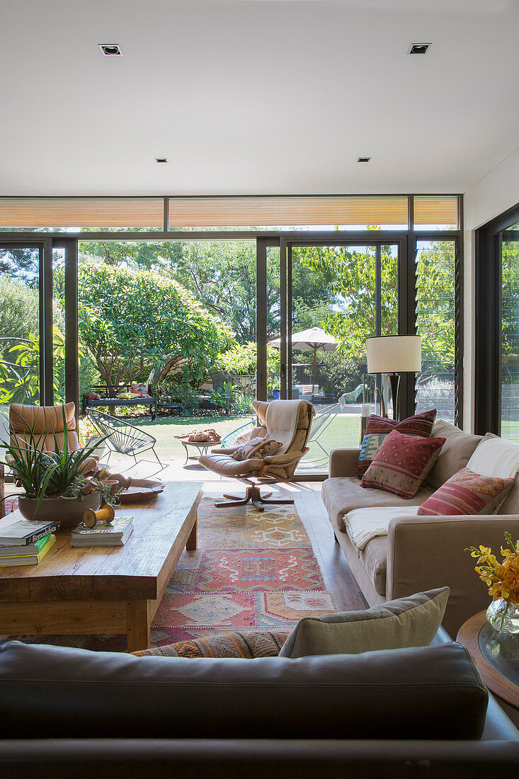 Living room in natural tones with an open window to the garden