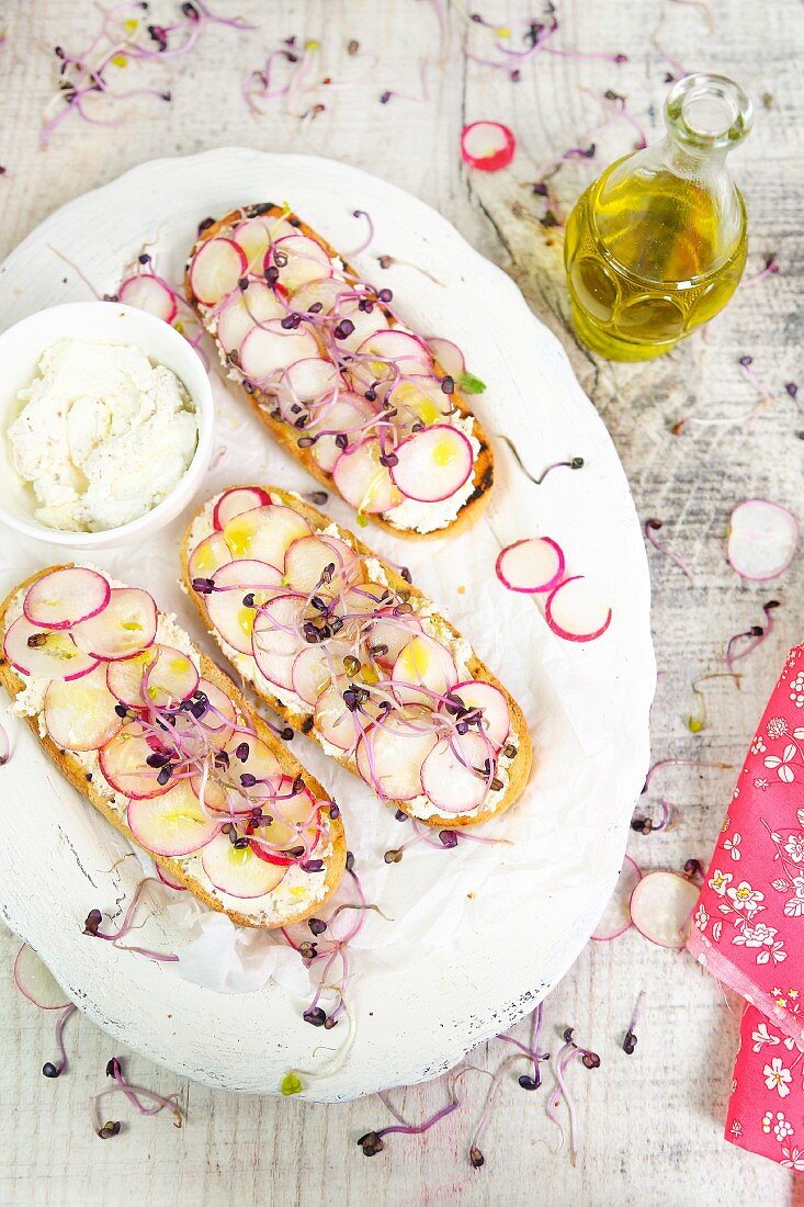 Bruschetta mit Robiola, Oliven, Radieschen und Radieschensprossen