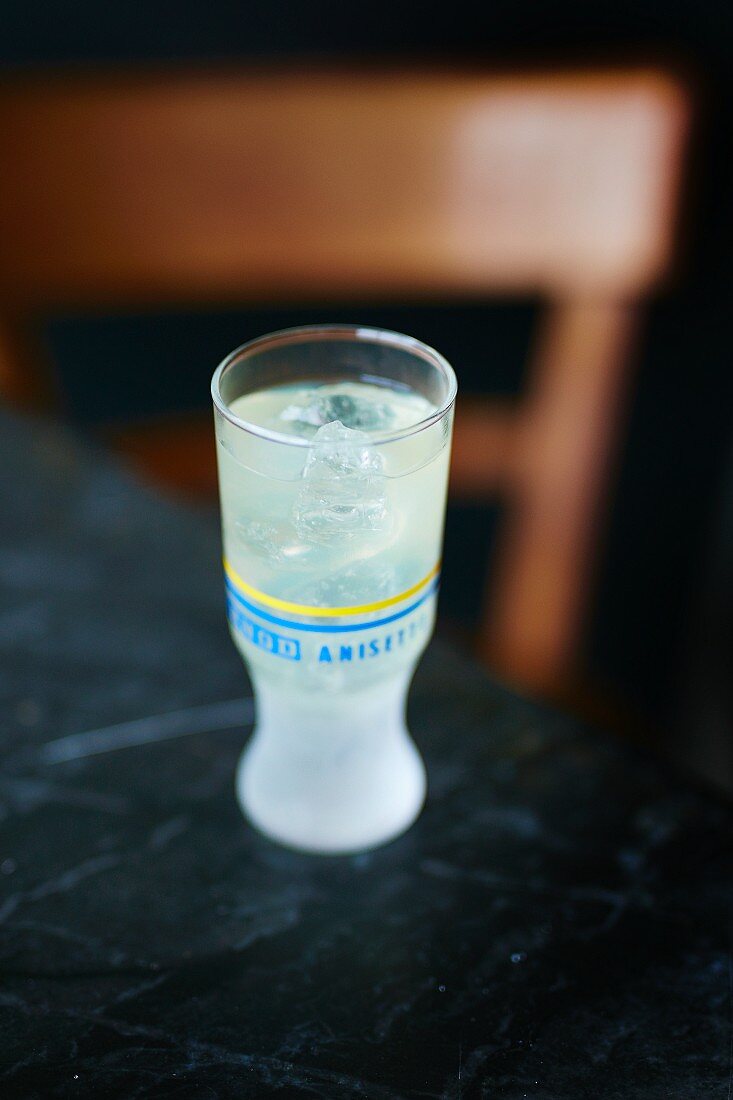 Pernod mit Eiswürfeln im Shotglas