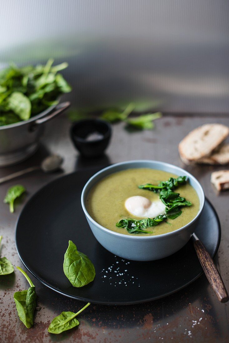 Spinach soup with fresh spinach, poached egg and bread