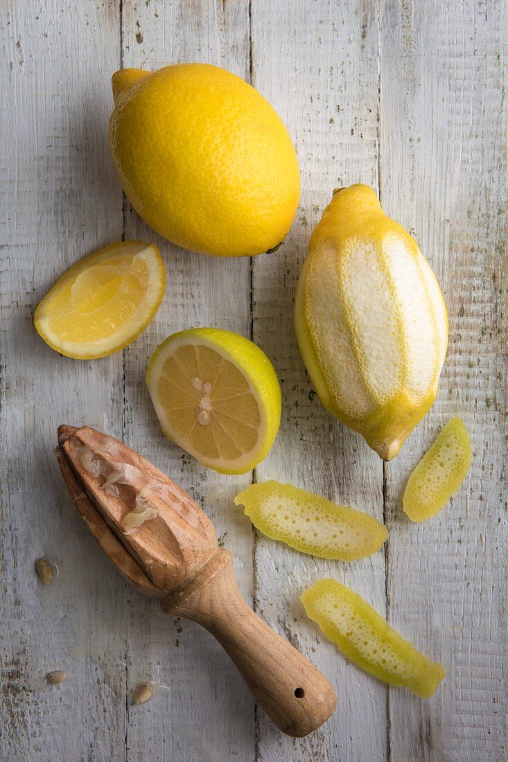Frische Zitronen mit Holzpresse