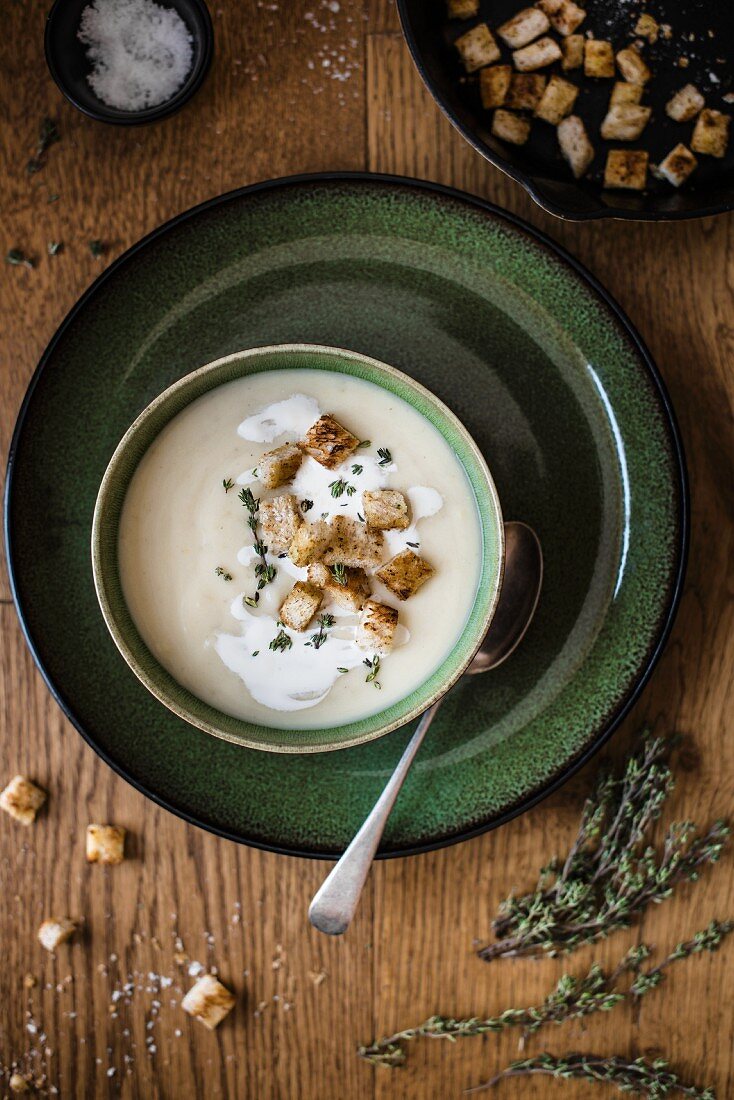 Cream of jerusalem artichoke soup with sour cream, thyme and garlic crutons