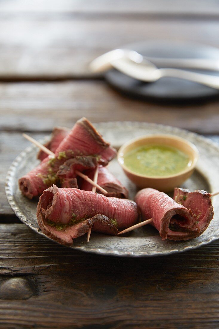 Beef fillet skewers with a herb sauce